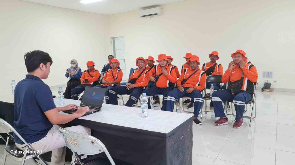 Tim merapikan taman dan area lanskap
